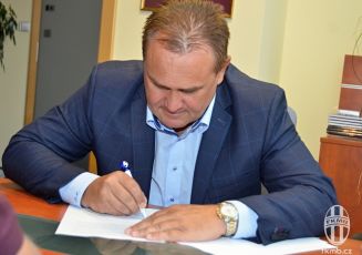 Podpis smlouvy s trenérem Leošem Kalvodou (10.8.2016)
